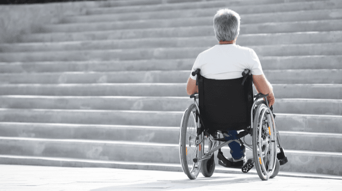Maryanne Jones Rusteloos Tenslotte Nieuwe loopbrug heeft traptreden voor mensen die man in rolstoel moeten  tillen