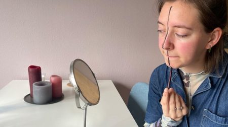 Vrouw kijkt make-up-tutorial niet af en loopt nu rond met een streep op haar gezicht