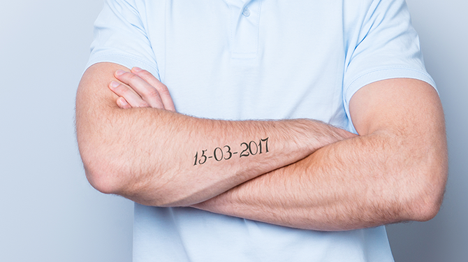 Tom een datum op zijn arm laten omdat hij wil herinneren dat hij een tattoo nam