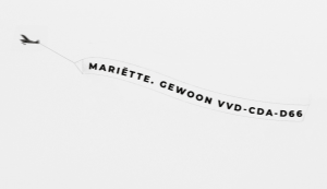 Ludieke actie: vliegtuigje vliegt over Binnenhof met tekst ‘Mariëtte. Gewoon VVD-CDA-D66’