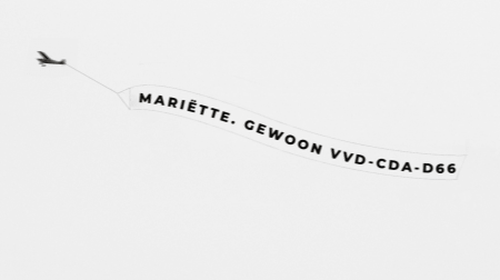 Ludieke actie: vliegtuigje vliegt over Binnenhof met tekst ‘Mariëtte. Gewoon VVD-CDA-D66’